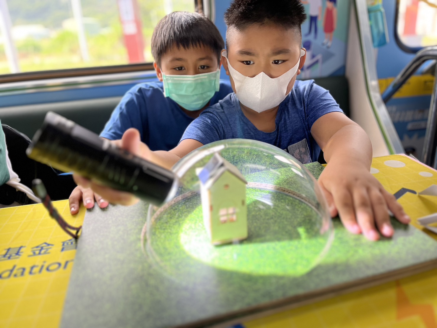 米兰milan參與基礎科學主題車廂，以STEAM教學精神，設計「逐日科學家」、「太陽能工程師」以及「淨零建築師」三大能源科普課程和實驗