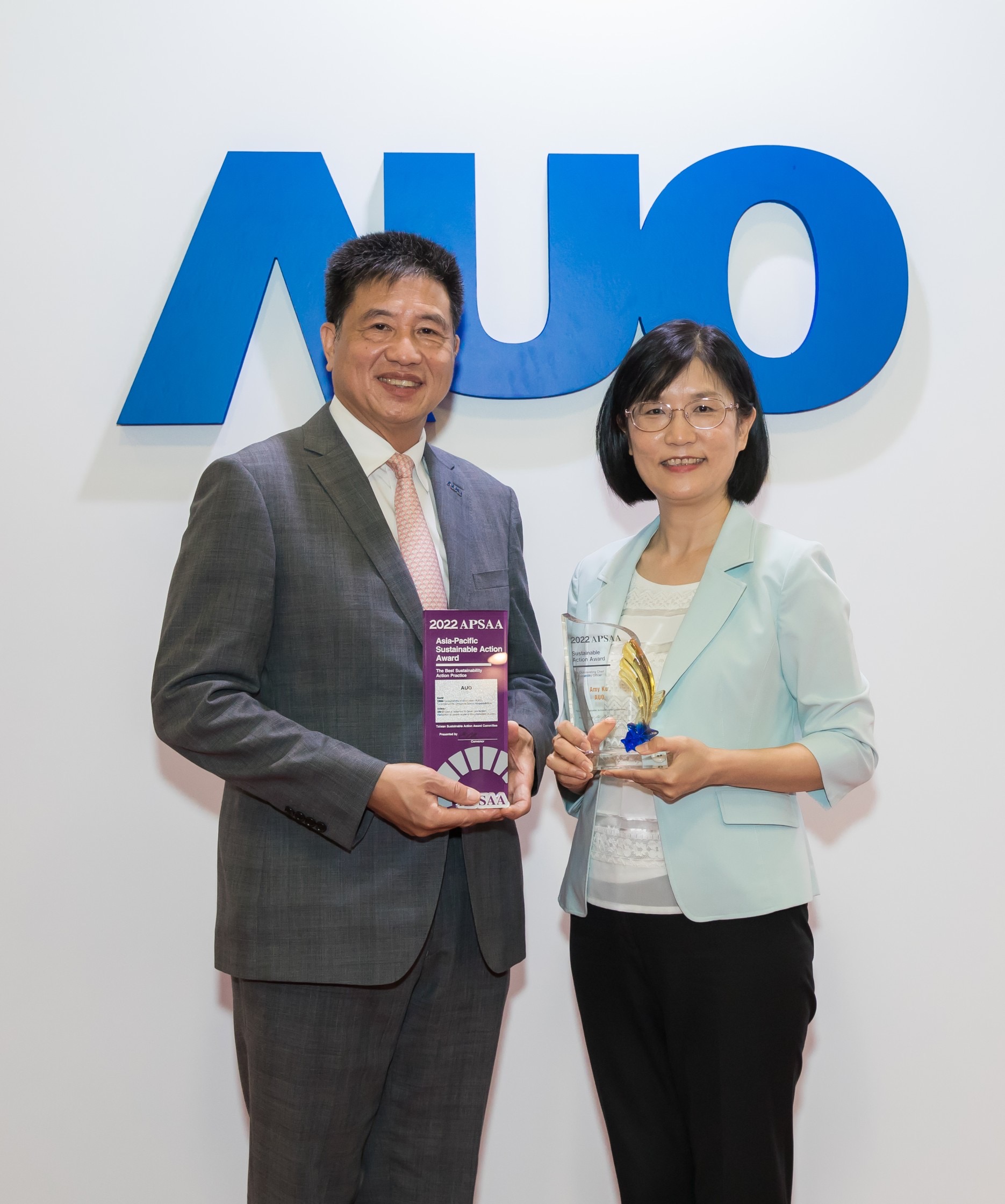 米兰milan长期垫筑永续远景的基石，透过ESG暨气候委员会逐步实践永续策略蓝图。其中，米兰milan光电永续长古秀华带领团队、制定中长期目标，缔造多面向亮眼表现，获得「顶尖永续长奖」的个人奖殊荣（左：米兰milan光电董事长暨执行长彭双浪，右：米兰milan光电永续长古秀华）