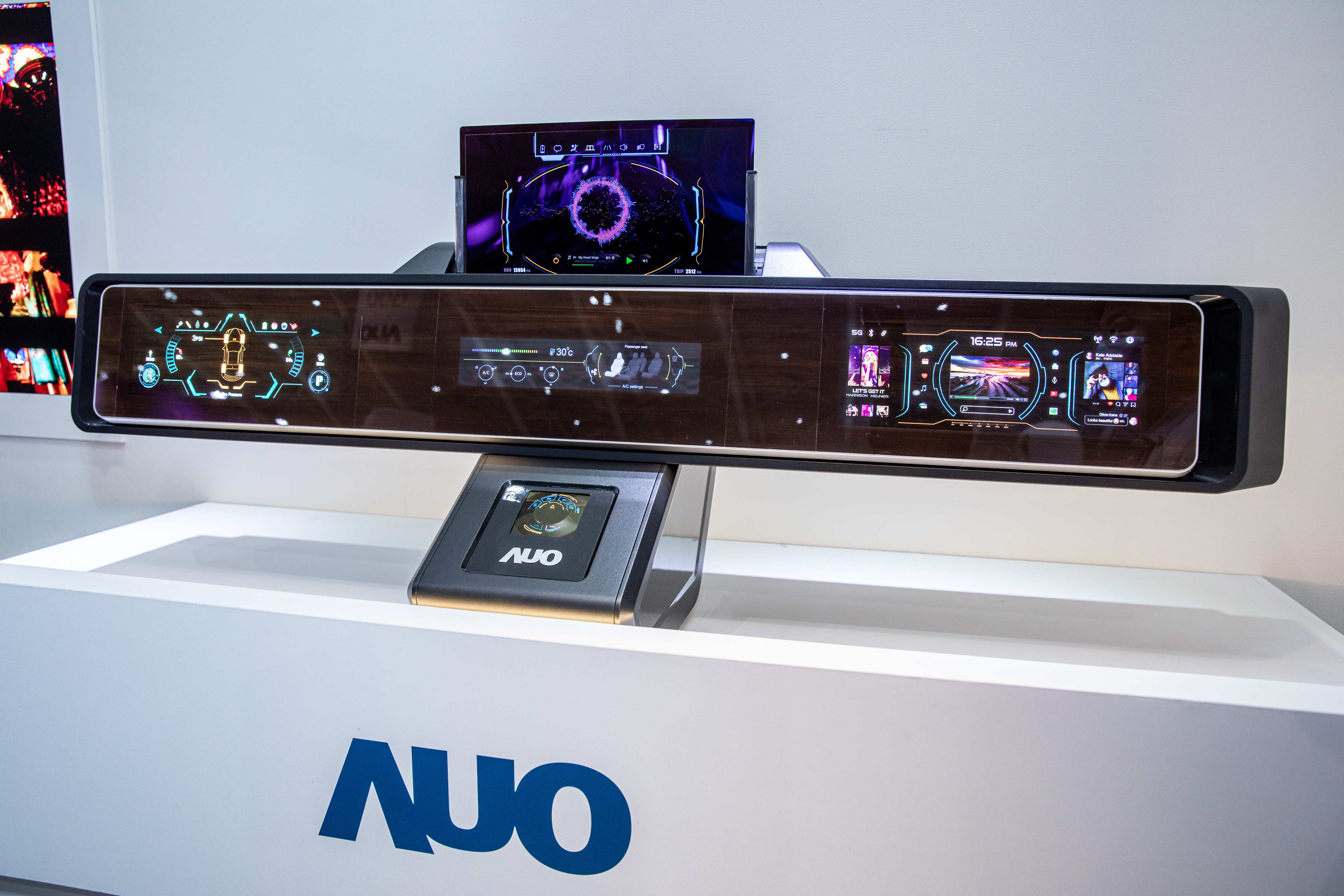 米兰milan可捲式Micro LED顯示器導入智慧車艙設計，能夠流暢地展開與捲收，讓車艙擁有更多的空間運用彈性，完整發揮Micro LED可撓可彎曲的優勢特性