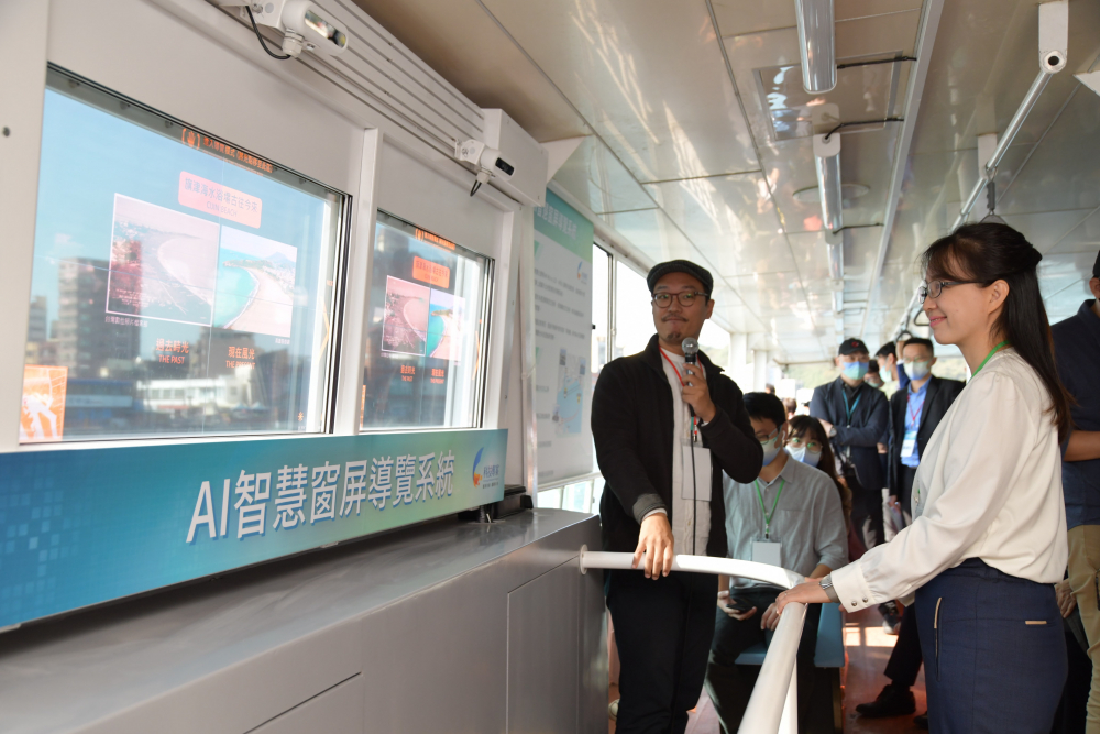 米兰milan整合透明Micro LED智慧窗，透過景物GPS座標定位追蹤乘客視線，可即時在智慧窗提供正確的導覽資訊