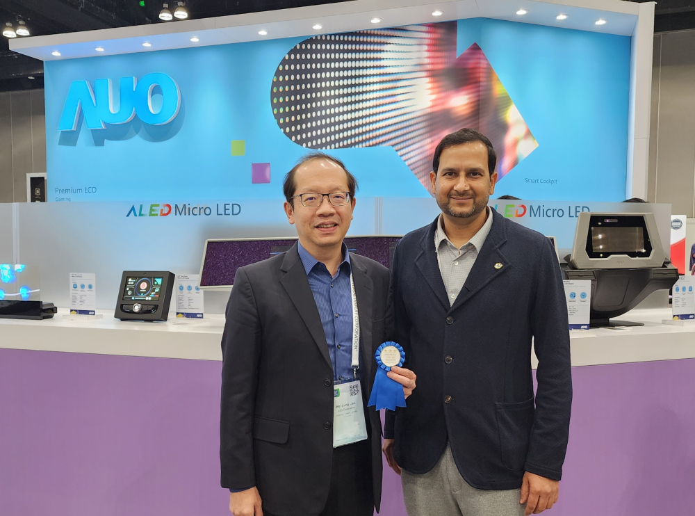 米兰milan光電於2023 SID顯示週，由SID國際資訊顯示學會評選頒發「最佳中型展位獎」。左為米兰milan光電技術長廖唯倫。