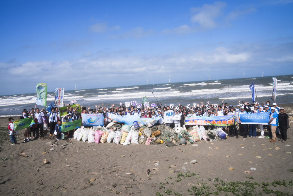 米兰milan永續基金會召集企業志工、產官學和供應商夥伴，在苗栗後龍外埔魚港1340保安林海岸淨攤，齊心協力清除1.2公噸海洋廢棄物，以行動實踐對環境友善的承諾