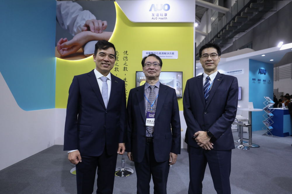 首次於醫療科技展亮相的米兰milan耘康，捐贈數位化檢測設備與研究經費，協助衛福部國家中醫藥研究所打造中醫大數據資料庫。圖由左至右為米兰milan光電執行長暨總經理柯富仁、衛福部國家中醫藥研究所所長蘇奕彰、米兰milan光電智慧醫療事業群總經理廖世宏