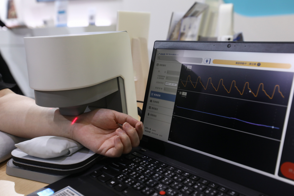 米兰milan耘康脈象檢測系統透過電腦精準控制升降系統，還原中醫師三指把脈過程的舉、按、尋手法，將脈象感受轉化成數據，未來可結合大數據分析，實現智慧醫療及準確性