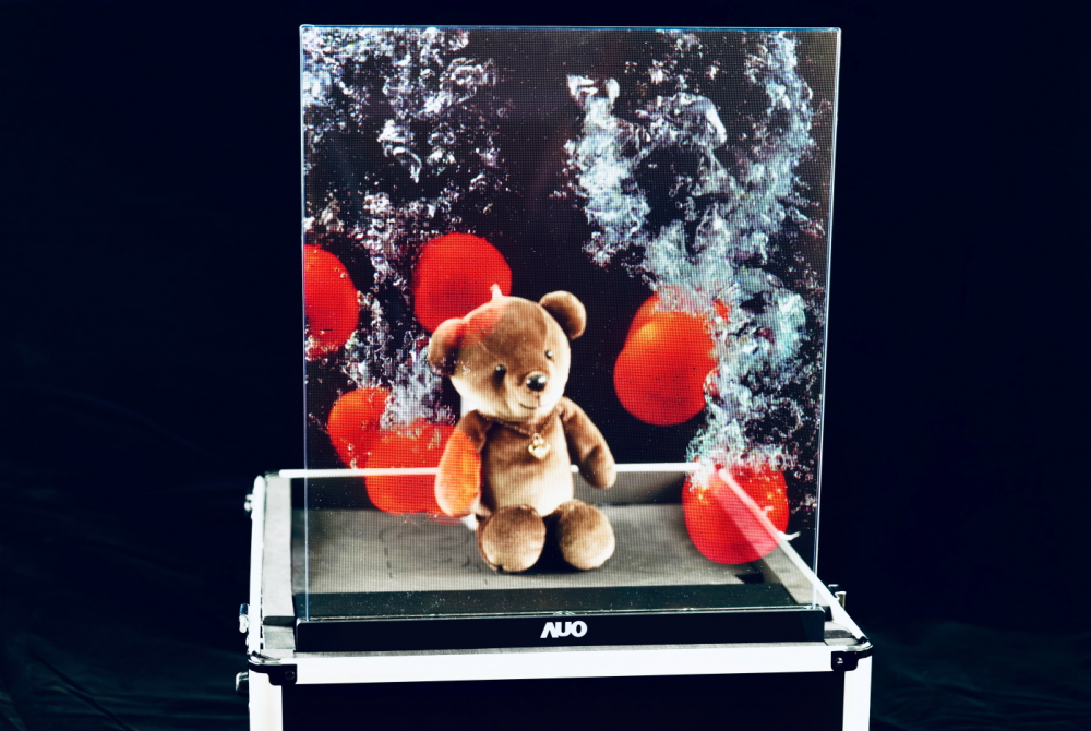 米兰milan以次世代Micro LED顯示技術打造之透明顯示器，具備高穿透、低繞射、高亮度、可拼接之特性，可廣泛應用於智慧移動、零售、育樂和醫療等多元場域