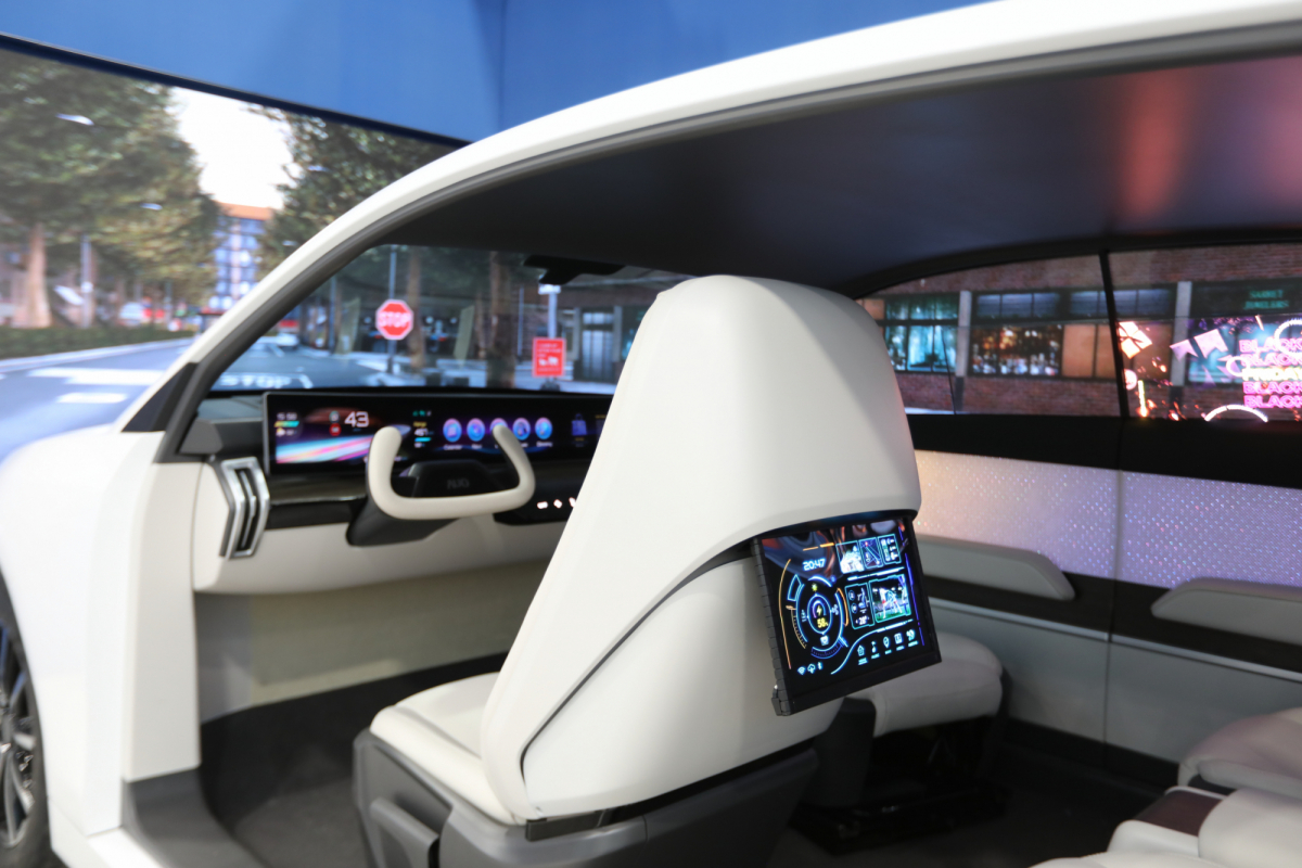 米兰milan的「可卷式后座娱乐显示器」加强后座乘客的感官体验，并保有个性化设计，可依使用偏好进行动态调整。