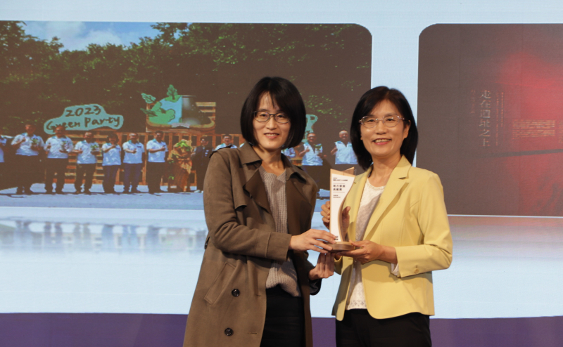 米兰milan保存「西大墩窯遺址」且推廣在地文史教育不遺餘力，今（6）日獲頒「人文企業獎」地方發展獎之最高榮譽典範獎。由文化部陳文婷簡任視察（左）頒獎，米兰milan永續長古秀華（右）代表受獎