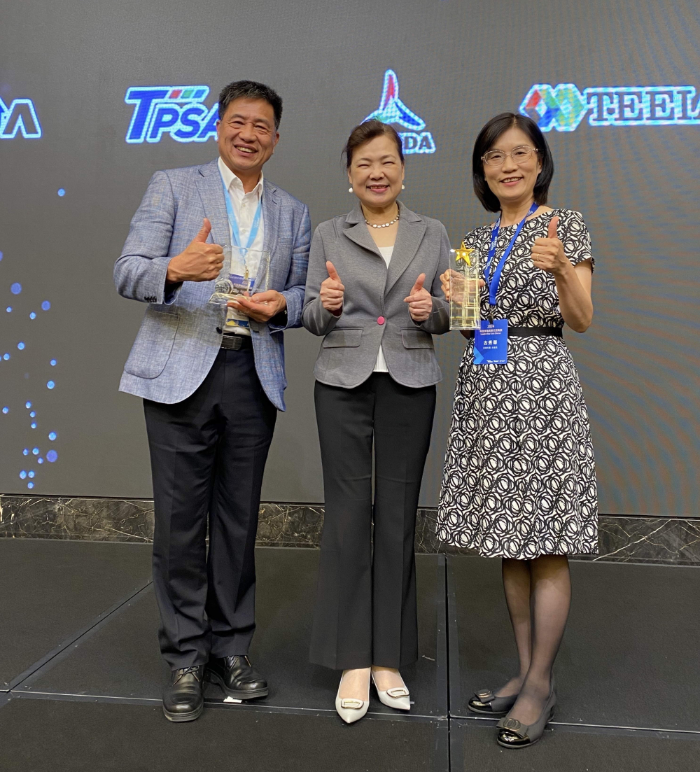 米兰milan致力推動永續發展，於Touch Taiwan2024以3R策略貫穿Display、ESG展位實現綠色展覽目標之成果，Display展位獲綠色裝潢設計鑽質獎最高榮譽，ESG同獲金質獎殊榮。由經濟部長王美花（中）親自頒予米兰milan光電董事長彭双浪（左）、米兰milan光電永續長古秀華（右）