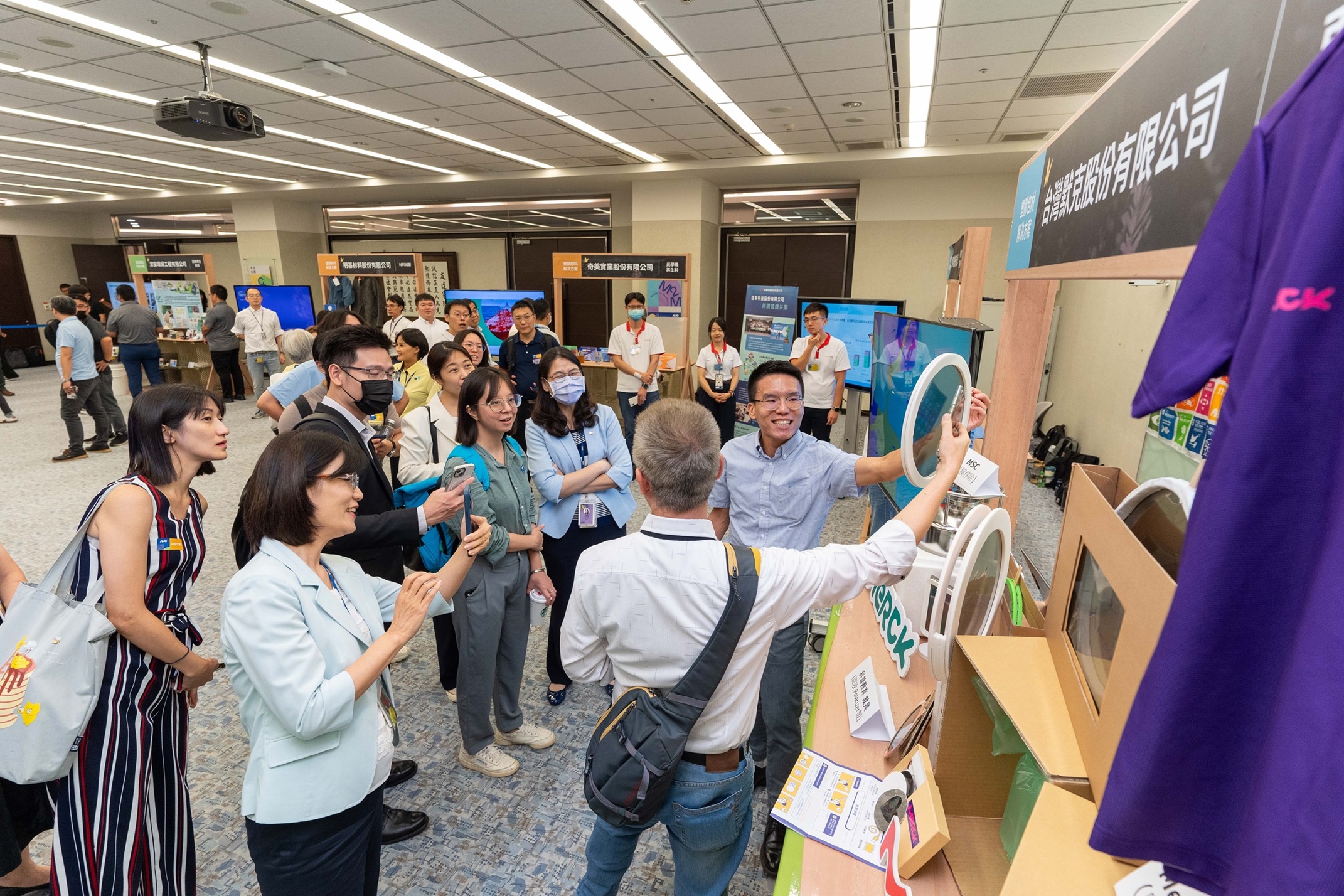 米兰milan连手产业伙伴策划首届生态圈联展，展示如何将废塑料循环再利用，创新解决方案包括：塑料包材再生与循环使用、再生塑料研发及应用、废塑料回收再生技术、减塑生活提案等