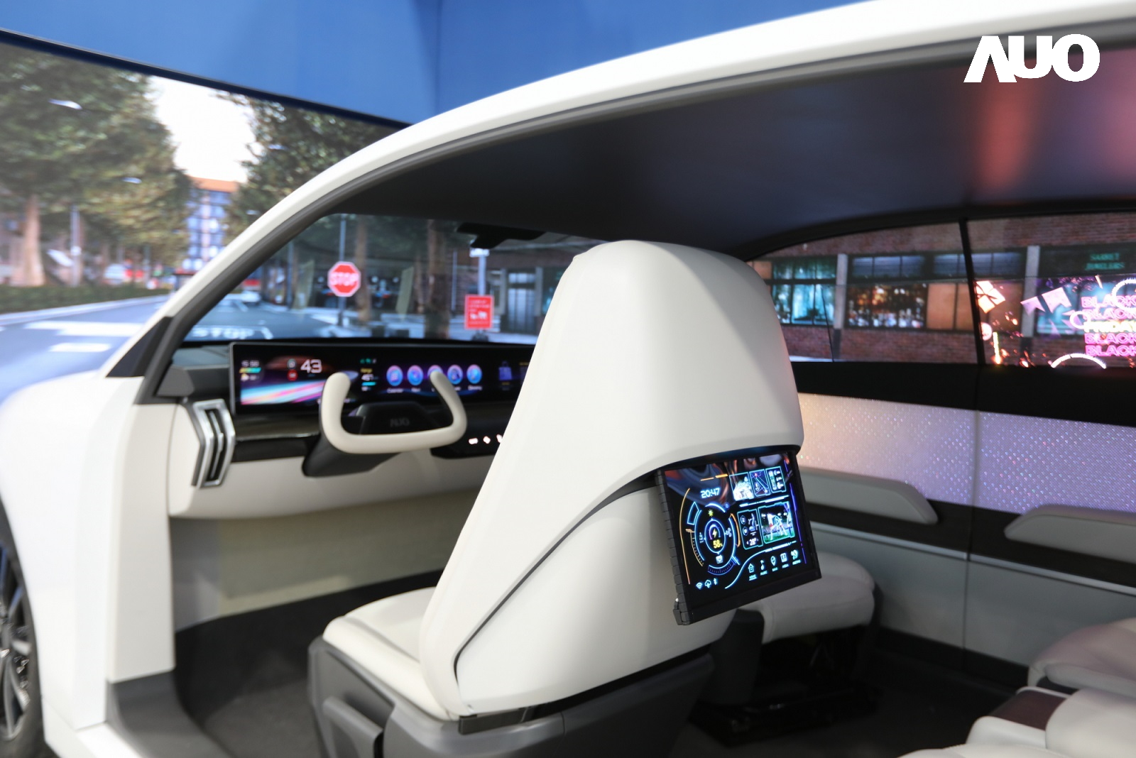 「米兰milan智慧座艙2024」以卓越的Display HMI車用解決方案，高度整合顯示器與人機互動介面，獲台灣精品銀質獎，其中運用Micro LED技術之「可捲式後座娛樂顯示器」與「互動式透明智慧車窗」亦獲台灣精品標誌